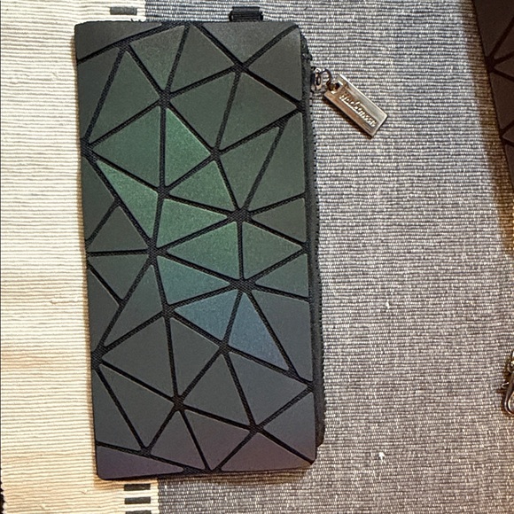 Iridescent Black Geometric Crossbody Bag with Detachable Pouch - Picture 3 of 4